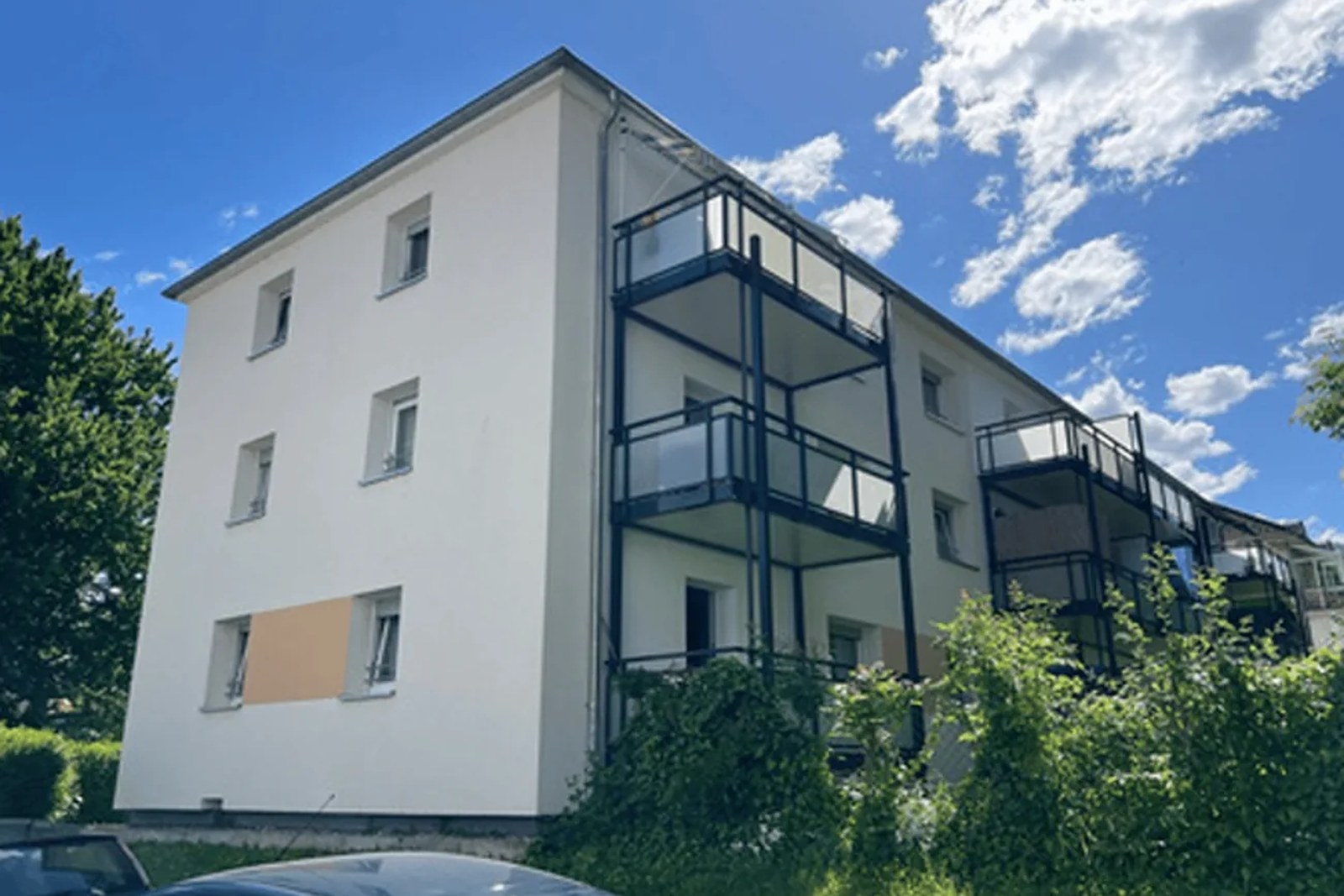 Vollständig saniertes Mehrfamilienhaus mit modernen Balkonen, Beispielobjekt der Kategorie Renovierter Bestand